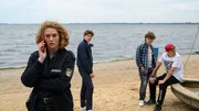 Paula Moorkamp (Stella Hinrichs, l.) und Eddi Jansons (Gustavs Gailus, 2.v.l.) können die beiden Jugendlichen schließlich ausfindig machen. Doch Rune Laschert (Ludwig Senger, r.) und Mats Köhler (Jonas Kaufmann, 2.v.r.) streiten jede Beteiligung an einem Mord ab. Paula Moorkamp (Stella Hinrichs, l.) und Eddi Jansons (Gustavs Gailus, 2.v.l.) können die beiden Jugendlichen schließlich ausfindig machen. Doch Rune Laschert (Ludwig Senger, r.) und Mats Köhler (Jonas Kaufmann, 2.v.r.) streiten jede Beteiligung an einem Mord ab.