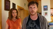 Immer wieder taucht Holger Brandstetter (Florian Panzner) aggressiv und verwirrt im Haus seiner Frau Miriam (Dagny Dewath) auf. Immer wieder taucht Holger Brandstetter (Florian Panzner) aggressiv und verwirrt im Haus seiner Frau Miriam (Dagny Dewath) auf.