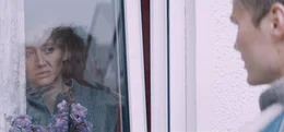 Nach dem Autounfall kapselt Christina (Anna-Maria M&uuml;he) sich von allen ab, auch vor Sascha (Anton Spieker).