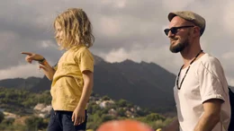 Der junge Witwer Max ist mit seinem Sohn Phileas unterwegs durch Spanien auf einer langen Reise zu sich selbst. Er m&ouml;chte die Trauer hinter sich lassen und eine neue Verbindung zu seinem Sohn aufbauen.