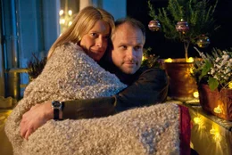 Pl&ouml;tzlich steht Johann (Thomas Limpinsel) bei Rebecca (Caroline Peters) auf der Matte. Lange gl&uuml;cklich war seine Ehe nicht. Aus Rebecca und Johann wird ein Paar.