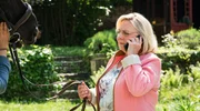 Zwei Frauen für alle Felle - Standfoto Film 3 "Pferdeliebe": Uta Helmreich (Ramona Kunze-Libnow) telefoniert wegen des verletzten Pferdes im Praxisgarten. Zwei Frauen für alle Felle - Standfoto Film 3 "Pferdeliebe": Uta Helmreich (Ramona Kunze-Libnow) telefoniert wegen des verletzten Pferdes im Praxisgarten.