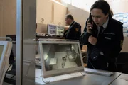 Während auf dem Präsidium im Zuge einer Mordermittlung Zeugen befragt werden, meldet Streifenpolizistin Sibylle Beyer (Bärbel Stolz) einen weiteren dramatischen Zwischenfall. Sofort ist klar, dass nur eine der anwesenden Personen dafür verantwortlich sein kann, also darf niemand das Gebäude verlassen. Während auf dem Präsidium im Zuge einer Mordermittlung Zeugen befragt werden, meldet Streifenpolizistin Sibylle Beyer (Bärbel Stolz) einen weiteren dramatischen Zwischenfall. Sofort ist klar, dass nur eine der anwesenden Personen dafür verantwortlich sein kann, also darf niemand das Gebäude verlassen.