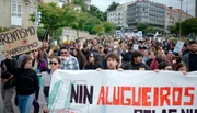 Wir wollen Nachbarn statt Touristen“ rufen Demonstranten, die gegen steigende Mieten protestieren. Wir wollen Nachbarn statt Touristen“ rufen Demonstranten, die gegen steigende Mieten protestieren.
