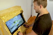 Benjamin Burkard probiert gerade die erste Version seines neuen Kunst-Videospiels „The Painting“ aus. Benjamin Burkard probiert gerade die erste Version seines neuen Kunst-Videospiels „The Painting“ aus.