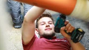 Emilio arbeitet mit Akkuschrauber an dem Seelöwenfloß im Zoo Leipzig. Emilio arbeitet mit Akkuschrauber an dem Seelöwenfloß im Zoo Leipzig.