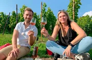 Daniel Aßmann (l) trifft Sandra Polomski, ehemalige Weinkönigin von Saale Unstrut und heutige Winzerin, zu einem Picknick im Weinberg. Daniel Aßmann (l) trifft Sandra Polomski, ehemalige Weinkönigin von Saale Unstrut und heutige Winzerin, zu einem Picknick im Weinberg.