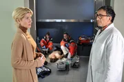 Während die Kommissare im Zuge einer Mordermittlung Zeugen vernehmen, kommt es in der Zelle zu einem weiteren dramatischen Zwischenfall. Kriminalhauptkommissarin Martina Seiffert (Astrid M. Fünderich, l.) lässt das Gebäude sofort abriegeln – nur einer der Anwesenden kann als Tatperson in Frage kommen. Auch KTU-Leiter Jan Arnaud (Mike Zaka Sommerfeldt, r.) macht sich auf Spurensuche. Während die Kommissare im Zuge einer Mordermittlung Zeugen vernehmen, kommt es in der Zelle zu einem weiteren dramatischen Zwischenfall. Kriminalhauptkommissarin Martina Seiffert (Astrid M. Fünderich, l.) lässt das Gebäude sofort abriegeln – nur einer der Anwesenden kann als Tatperson in Frage kommen. Auch KTU-Leiter Jan Arnaud (Mike Zaka Sommerfeldt, r.) macht sich auf Spurensuche.