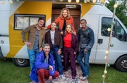 Bettina und ihre prominenten Mitcamper verstehen sich bestens. Matthias Steiner, Jochen Schropp, Zora Klipp, Bettina Tietjen, Regina Halmich, Sven Martinek Bettina und ihre prominenten Mitcamper verstehen sich bestens. Matthias Steiner, Jochen Schropp, Zora Klipp, Bettina Tietjen, Regina Halmich, Sven Martinek