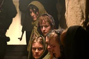 Von rechts: Dayna Curry (Janka Claassen), Heather Mercer (Kara Edenberg), Diana Thomas (Maju Margrit Sartorius), Silke Vopel (Laura Louisa Garde), Kathrin Jelinek (Leonie Krieg) und Margrit Stebner (Stephanie Petrowitz) - Sie werden von den Taliban in ein spezielles Frauengef&auml;ngnis gebracht. Nach wie vor wissen sie nicht, warum sie verhaftet wurden (Spielszene)