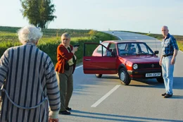 Von links: Jakob Wegmeyer (Josef Wierer) will nicht in das Auto von seiner Tochter Dienststellenleiterin der Polizeistation Niedernussdorf Gisela Wegmeyer (Johanna Bittenbinder) und ihr Mann Ludwig (Heinz-Josef Braun) einsteigen.