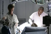 F&uuml;hren umfangreiche Tests an einer Patientin durch, die &uuml;ber kein Schmerzempfinden verf&uuml;gt: Dr. Robert Chase (Jesse Spencer, l.) und Dr. Eric Foreman (Omar Epps, r.)