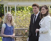 Brennan (Emily Deschanel, re.) und Booth (David Boreanaz) versuchen herauszufinden, wer das taubstumme Mädchen (McKenzie Applegate) über viele Jahre körperlich missbraucht hat. Brennan (Emily Deschanel, re.) und Booth (David Boreanaz) versuchen herauszufinden, wer das taubstumme Mädchen (McKenzie Applegate) über viele Jahre körperlich missbraucht hat.
