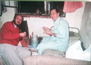 Dieses heimlich aufgenommene Foto zeigt Georg Taubmann (l.) und Peter Bunch (r.) beim Essen in ihrer kargen Zelle im ersten Gef&auml;ngnis in Kabul.