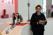 Schaurige Stadtgeschichte: Streifenpolizistin Sibylle Beyer (Bärbel Stolz) ermittelt im Touristenzentrum zum Mord an einer Stuttgarter Stadtführerin. Diese erzählte in ihren Führungen von mörderischen Kriminalfällen der Stadt – bis sie selbst zum Opfer wurde. Schaurige Stadtgeschichte: Streifenpolizistin Sibylle Beyer (Bärbel Stolz) ermittelt im Touristenzentrum zum Mord an einer Stuttgarter Stadtführerin. Diese erzählte in ihren Führungen von mörderischen Kriminalfällen der Stadt – bis sie selbst zum Opfer wurde.