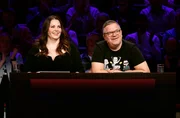 Rateteam-Kapitän Elton (r.) und die Kolumnistin und Fernsehmoderatorin Paula Lambert (l.) bilden ein Rateteam. Rateteam-Kapitän Elton (r.) und die Kolumnistin und Fernsehmoderatorin Paula Lambert (l.) bilden ein Rateteam.