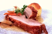 Knuspriger Schweinebauch mit Biersauce, Krautsalat und Knödeln. Knuspriger Schweinebauch mit Biersauce, Krautsalat und Knödeln.
