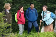 Zunächst ist Steffen (Patrick Dewayne, 3.v.li.) von der Idee, zusammen mit Lioba (Lisbeth Felder, re.) in den Wald zu gehen, nicht gerade begeistert. Bea (Christiane Brammer, li.) und Simone (Ulricke Arnold, 2.v.li.) sind mit dabei. Zunächst ist Steffen (Patrick Dewayne, 3.v.li.) von der Idee, zusammen mit Lioba (Lisbeth Felder, re.) in den Wald zu gehen, nicht gerade begeistert. Bea (Christiane Brammer, li.) und Simone (Ulricke Arnold, 2.v.li.) sind mit dabei.