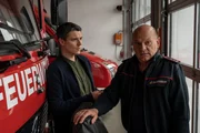 Während eines Einsatzes der Freiwilligen Feuerwehr wird ein Kamerad erschlagen. Das Opfer war offensichtlich mehrfach durch rassistische Sprüche aufgefallen. Kommissar Rico Sander (Benjamin Strecker, l.) befragt den Kommandanten Waldemar Löhr (Ulrich Gebauer, r.): Könnte einer aus den eigenen Reihen die Tat begangen haben? Während eines Einsatzes der Freiwilligen Feuerwehr wird ein Kamerad erschlagen. Das Opfer war offensichtlich mehrfach durch rassistische Sprüche aufgefallen. Kommissar Rico Sander (Benjamin Strecker, l.) befragt den Kommandanten Waldemar Löhr (Ulrich Gebauer, r.): Könnte einer aus den eigenen Reihen die Tat begangen haben?