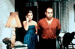 Der eingefleischte Junggeselle Elia (Adriano Celentano) w&uuml;rde die attraktive Mail&auml;nderin Lisa (Ornella Muti) am liebsten wieder vor die T&uuml;r setzen.
