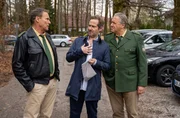 Anwalt Grüne (Nils Bruno Schmidt, M.) wehrt sich immer noch gegen den Verdacht, den Hubert (Christian Tramitz, l.) und Girwidz (Michael Brandner, r.) erheben. Anwalt Grüne (Nils Bruno Schmidt, M.) wehrt sich immer noch gegen den Verdacht, den Hubert (Christian Tramitz, l.) und Girwidz (Michael Brandner, r.) erheben.