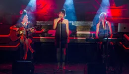 Das Comeback der &bdquo;&bdquo;ChiX&ldquo;: Karla (Katja Riemann, li.), Sascha (Nicolette Krebitz, Mitte) und Alice (Sophie von Kessel) vereint auf der B&uuml;hne