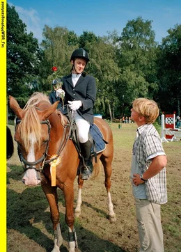 MDR Fernsehen ALINA TEIL 3, "Das Turnier", am Freitag (20.07.12) um 14:30 Uhr. Ein wunderbarer Tag f&uuml;r Alina (Marett Katalin Klahn): Silverado l&auml;sst sich m&uuml;helos auf dem Turnier von ihr reiten und Patrick (Tim-Kristopher Hausmann) schenkt ihr eine Rose