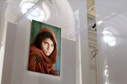 &bdquo;Afghan Girl&ldquo; von 1984 ist eine der bekanntesten und eindrucksvollsten Arbeiten von Steve McCurry. Der Dokumentarfilm begibt sich auf die Spur, wie dieses ikonische Portr&auml;t entstanden ist und was es bewirkt hat.