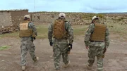 Drei Polizisten in Chile +++ Die Verwendung des sendungsbezogenen Materials ist nur mit dem Hinweis und Verlinkung auf RTL+ gestattet. +++