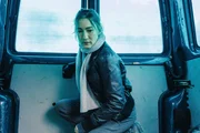 Frederike steigt in den Laderaum des VW-Bus und findet eine Jacke und Blutspuren.