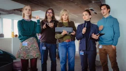 Barbara (Ulrike Kriener, M.) muss ausgerechnet in die Abteilung ihres Sohnes Bastian (Tim Oliver Schulz, r.) wo das ganze Team rund um Yasemin (Sevda Polat, 2.v.r.), Mike (Mad Jazz Morales, 2.v.l.), und Amelie (Klara Lange, l.) schon voll im New Work angekommen ist.