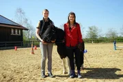 Mit dem Shetlandpony Valentin probiert Anna einen Geschicklichkeitsparcours aus. Shetlandpony-Besitzerin Brigitte hilft den beiden dabei.