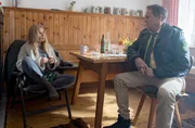 Hubert (Christian Tramitz, r.) erhofft sich von Angelika Reinle (Alexandra Schalaudek, r.) neue Informationen über ihre Nachbarn, das Ehepaar Lauber. Hubert (Christian Tramitz, r.) erhofft sich von Angelika Reinle (Alexandra Schalaudek, r.) neue Informationen über ihre Nachbarn, das Ehepaar Lauber.