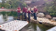 Emilio, Samuel, Luca, Lina, Christoph Urban, Meriam Pietsch, Leonie und Anuk lassen selbstgebautes Seelöwenfloß zu Wasser im Seelöwengehege des Zoo Leipzigs. Emilio, Samuel, Luca, Lina, Christoph Urban, Meriam Pietsch, Leonie und Anuk lassen selbstgebautes Seelöwenfloß zu Wasser im Seelöwengehege des Zoo Leipzigs.