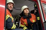 Die Feuerwehrleute Lien Han (Julia Strowski) und Tim Fährmann (Sebastian Gerold) können es nicht fassen: In der Messebaufirma von Liens Vaters wurde ein Gasnotruf gemeldet, doch ein Kollege trödelt auf der Wache absichtlich. Dieser Kamerad wird später tot am Einsatzort aufgefunden – hat sich einer aus der Truppe für dieses Verhalten gerächt? Die Feuerwehrleute Lien Han (Julia Strowski) und Tim Fährmann (Sebastian Gerold) können es nicht fassen: In der Messebaufirma von Liens Vaters wurde ein Gasnotruf gemeldet, doch ein Kollege trödelt auf der Wache absichtlich. Dieser Kamerad wird später tot am Einsatzort aufgefunden – hat sich einer aus der Truppe für dieses Verhalten gerächt?