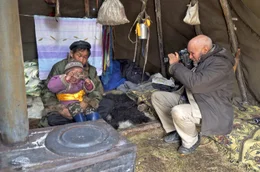 Was bedeutet es, dieser Mensch zu sein &ndash; in diesem Umfeld, unter diesen Bedingungen? Um in seinen Bildern die Antwort festzuhalten, betrachtet der Fotograf Steve McCurry den Alltag der Menschen.