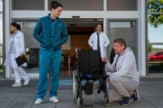 Tom (Tilman Pörzgen, l.) findet einen ganz eigenen Zugang zu seinem Patienten Erwin Meyer (Martin Gruber, r.) und seinen Schmerzen. Marc Lindner (Christian Beermann, im HG. Mitte), (Komparsen, l.) Tom (Tilman Pörzgen, l.) findet einen ganz eigenen Zugang zu seinem Patienten Erwin Meyer (Martin Gruber, r.) und seinen Schmerzen. Marc Lindner (Christian Beermann, im HG. Mitte), (Komparsen, l.)