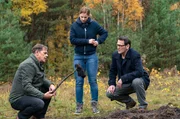 Finn (Sven Martinek, l.), Nina (Julia Schäfle, M.), Lars (Ingo Naujoks, r.) finden ein wichtiges Beweisstück, das sie im aktuellen Fall weiterbringt Finn (Sven Martinek, l.), Nina (Julia Schäfle, M.), Lars (Ingo Naujoks, r.) finden ein wichtiges Beweisstück, das sie im aktuellen Fall weiterbringt