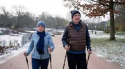 Anw&auml;ltin Isa von Brede (Sabine Postel, l.) walkt mit Partner Markus Gellert (Herbert Knaup, r.).