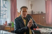 Hubert (Christian Tramitz) denkt nach. Hubert (Christian Tramitz) denkt nach.
