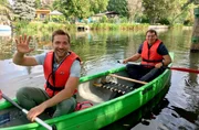 Daniel Aßmann (l) mit Chris Klingler, der im Tal der Saale zuhause ist und beim Paddeln die Schönheiten seiner Heimat zeigt. Daniel Aßmann (l) mit Chris Klingler, der im Tal der Saale zuhause ist und beim Paddeln die Schönheiten seiner Heimat zeigt.