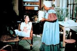 Haush&auml;lterin Mamie (Edith Peters, rechts) w&uuml;rde ihren Elia gern unter die Haube bringen. Vielleicht ist Lisa (Ornella Muti) die Richtige?