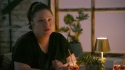 Vanessas (Julia Augustin) Freude wird von Imanis distanzierter Reaktion getrübt. Vanessas (Julia Augustin) Freude wird von Imanis distanzierter Reaktion getrübt.