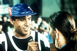 Fasziniert von dem Bauern Elia (Adriano Celentano, l.), l&auml;sst sich die attraktive Lisa (Ornella Muti, r.) als Aushilfskraft auf dem Bauernhof einstellen. Doch das Objekt der Begierde zeigt kein Interesse ...