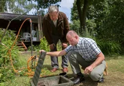 ARD HEITER BIS TÖDLICH - MORDEN IM NORDEN, III. Staffel der Krimiserie am Vorabend mit 8 neuen Folgen, Folge 47 "Die Teufelsinsel". Hauptkommissar Schröter (Veit Stübner, l.) interessiert sich für den Pumpenschacht, den Gerd Siebert (Achim Buch, r.) mit einem Dietrich geöffnet hat. ARD HEITER BIS TÖDLICH - MORDEN IM NORDEN, III. Staffel der Krimiserie am Vorabend mit 8 neuen Folgen, Folge 47 "Die Teufelsinsel". Hauptkommissar Schröter (Veit Stübner, l.) interessiert sich für den Pumpenschacht, den Gerd Siebert (Achim Buch, r.) mit einem Dietrich geöffnet hat.