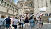 Schlange stehen vor dem Gottesdienst in der Kathedrale mit dem Schrein des heiligen Jakobus. Schlange stehen vor dem Gottesdienst in der Kathedrale mit dem Schrein des heiligen Jakobus.
