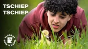In der Wildvogelstation in Dresden versorgen die Jugendlichen verletzte Bussarde und Rotmilane und lernen die G&auml;nsek&uuml;ken Gisela und Corey kennen, die ihnen auf Schritt und Tritt folgen.