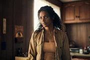 Kellnerin Luci (Shalom Brune-Franklin) trifft eine Entscheidung. Kellnerin Luci (Shalom Brune-Franklin) trifft eine Entscheidung.