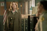 Special Agent Sylvia Washington (Jenna Elfman) und Lt. Joe Leaphorn (Zahn McClarnon) Special Agent Sylvia Washington (Jenna Elfman) und Lt. Joe Leaphorn (Zahn McClarnon)