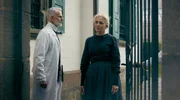 Dr. Kleckow (Raphael Dwinger) entlässt Maria Hoflinger (Martina Gedeck) aus der Nervenheilanstalt. Dr. Kleckow (Raphael Dwinger) entlässt Maria Hoflinger (Martina Gedeck) aus der Nervenheilanstalt.
